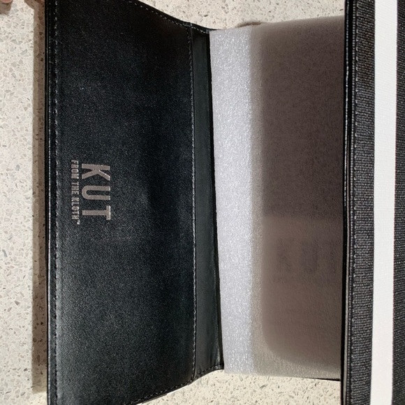 ⚫⚪ Elevate Your Style with the Kut from the Kloth Black and White Striped Wallet - Picture 6 of 7